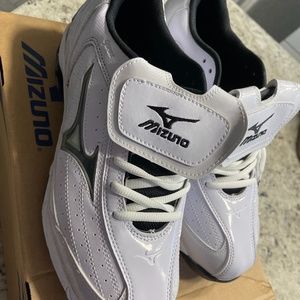 Mizuno 9-Spike Classic Low G5 LC (Men's size 9.5)